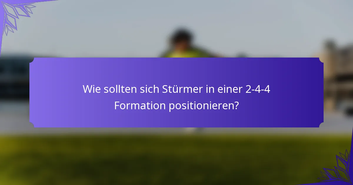 Wie sollten sich Stürmer in einer 2-4-4 Formation positionieren?